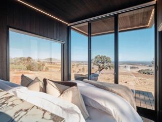 Luxury Winery Stay with Sweeping Hilltop Views - Cornella - 4