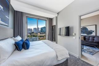 Modern Apartment in 5 Star hotel, Backup Power and Water - Johannesburg - 2