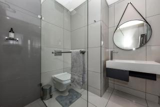 Modern Apartment in 5 Star hotel, Backup Power and Water - Johannesburg - 8