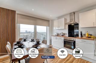 3 Bedroom Apartment By Paul & Malin Properties Short Lets & Serviced Accommodation Stretford With Free Parking & Gym Access - Manchester - 0