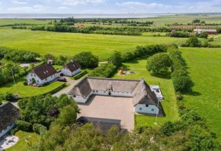 Time out in the old farmhouse - 0