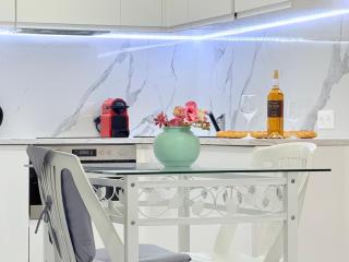 Central place close to the beach AC air , WI FI, parking - 4