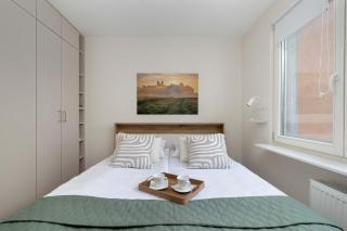 Family Apartment with Air Conditioning with 3 Bedrooms in Cracow by Noclegi Renters - Krakow - 1