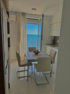 Seaside Serenity - Polisi i Vogël - 0
