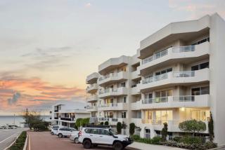 Ric's Cottesloe - Stunning, new and beach-front pied-à-terre - Perth - 6