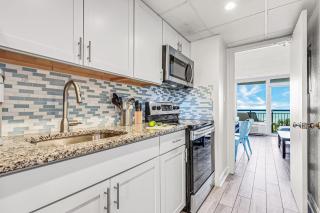 Sandy Tides by StayMareni - Oceanfront Suite - Myrtle Beach - 9