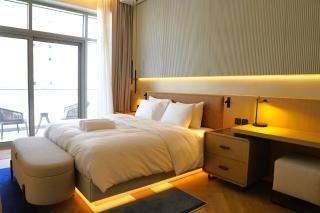 Modern Fully Furnished 2-Bedroom Apartment in, Dubai - 8