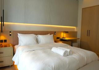 Modern Fully Furnished 2-Bedroom Apartment in, Dubai - 6