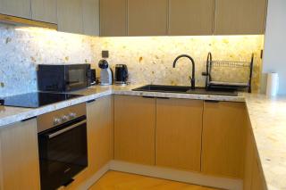 Modern Fully Furnished 2-Bedroom Apartment in, Dubai - 4