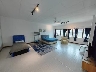 5-Person 1950s Shophouse: Vintage Charm & Smart TVs - Taiping - 8