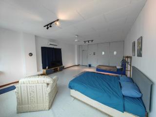 5-Person 1950s Shophouse: Vintage Charm & Smart TVs - Taiping - 9