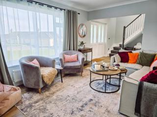 Spacious 4-Bed Dover House | Hot Tub & Sea Views - Kent - 0