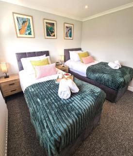 Spacious 4-Bed Dover House | Hot Tub & Sea Views - Kent - 6