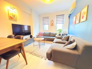 Modern Designer Flat in Cihangir, 2BA, 5Beds, AC, Lift - 0