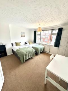 Rushden 5 Beds 3 Bedroom Home - 31 Miles From Silverstone - Contractors - Families - Free Parking - Garden - Fast Wifi - Smart HD TV with Netflix - Rushden - 0