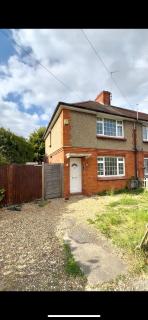 Rushden 5 Beds 3 Bedroom Home - 31 Miles From Silverstone - Contractors - Families - Free Parking - Garden - Fast Wifi - Smart HD TV with Netflix - Rushden - 2
