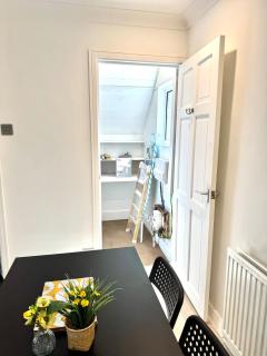 Rushden 5 Beds 3 Bedroom Home - 31 Miles From Silverstone - Contractors - Families - Free Parking - Garden - Fast Wifi - Smart HD TV with Netflix - Rushden - 5