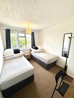 Rushden 5 Beds 3 Bedroom Home - 31 Miles From Silverstone - Contractors - Families - Free Parking - Garden - Fast Wifi - Smart HD TV with Netflix - Rushden - 7