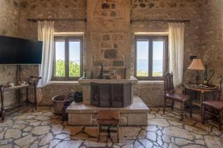 Niki's Tower - Serene Seaview Stone Getaway - Kalamata - 2