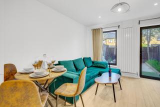 Luxury Designer Garden House with Private Parking - Prime Central London - Ideal for Families, Couples And Remote Work - 2