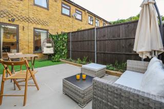 Luxury Designer Garden House with Private Parking - Prime Central London - Ideal for Families, Couples And Remote Work - 0