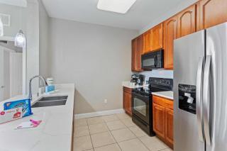 5000 Fresh Stylish and Comfortable Condo 301 - 2