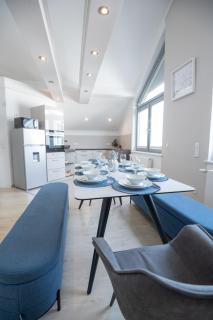 CASA 8070 Exklusive Maisonette-Wohnung 91qm 4 Zimmer ideal für Gruppen Familien Geschäftsreisende für 1-9 Personen inklusive WLAN Netflix WaipuTV Kaffee Tee & kostenloser Parkplatz am Haus - Ingolstadt - 0