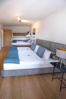 CASA 8070 Exklusive Maisonette-Wohnung 91qm 4 Zimmer ideal für Gruppen Familien Geschäftsreisende für 1-9 Personen inklusive WLAN Netflix WaipuTV Kaffee Tee & kostenloser Parkplatz am Haus - Ingolstadt - 9