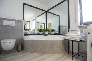 CASA 8070 Exklusive Maisonette-Wohnung 91qm 4 Zimmer ideal für Gruppen Familien Geschäftsreisende für 1-9 Personen inklusive WLAN Netflix WaipuTV Kaffee Tee & kostenloser Parkplatz am Haus - Ingolstadt - 2