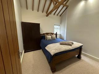 Sleeps18 character barns - Old Hurst - 3