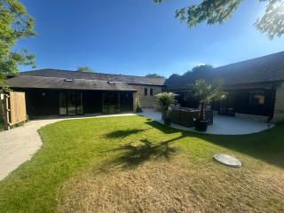 Sleeps18 character barns - Old Hurst - 1