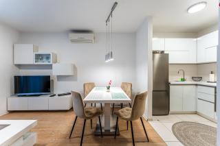 Flex SelfCheckIns 170 - Zagreb - Bedroom - Parking - Loggia - Zagreb - 3