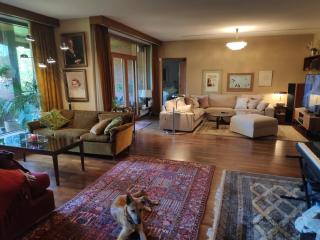 Next door to the President, 70's vintage luxury - 9