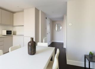 2 Bed Balcony Flat in Fulham - London - 2