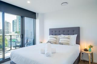 Modern 1 BR Apartment Pool, Gym - Gold Coast - 8