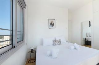 Urban Condo 10th Floor - 2 Bdr - 4