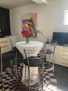 The Beach House and 2 appartments for full or separate rental, all with a private beach - 9