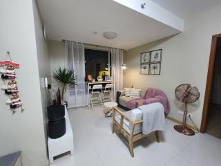 Cozy 1BR Condo in Mandaluyong City with City Skyline View - Manila - 2