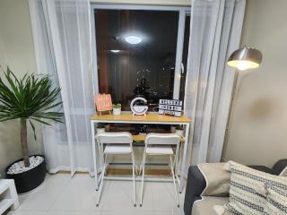 Cozy 1BR Corner with Panoramic City Skyline View - 1