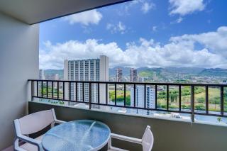 Mountain-View Balcony: Walkable Waikiki Studio - 0