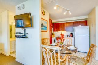 Mountain-View Balcony: Walkable Waikiki Studio - 5