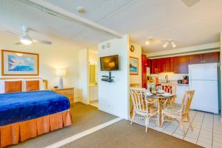 Mountain-View Balcony: Walkable Waikiki Studio - 3