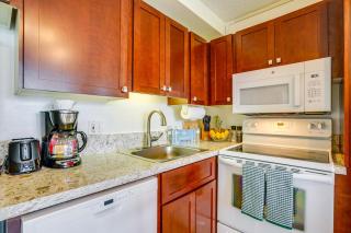 Walk to Waikiki Beach: Deluxe Studio + Pool Access - 4