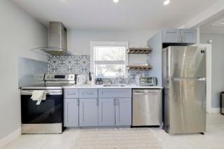 Patio and Heated Swim Spa Access Home in Hollywood - 2