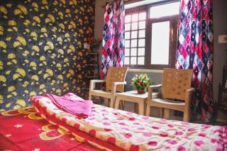 Rustic Retreat Homestay Deluxe Mountain view Room - Srinagar - 1