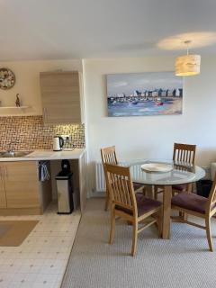 Poole Prime Waterfront 1BR flat with Sea Views, Free Parking - Hamworthy - 6