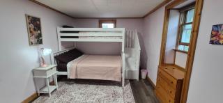 Charming 3-BR Riverside country farmhouse Retreat Huge Yard & Fire Pit - 7