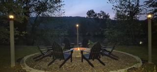 Charming 3-BR Riverside country farmhouse Retreat Huge Yard & Fire Pit - - 5