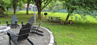 Charming 3-BR Riverside country farmhouse Retreat Huge Yard & Fire Pit - - 3