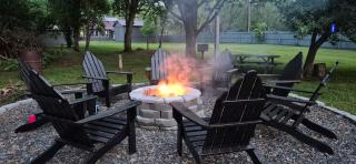 Charming 3-BR Riverside country farmhouse Retreat Huge Yard & Fire Pit - 2